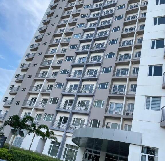 Bright & Breezy 2 Br Unit With Balcony
