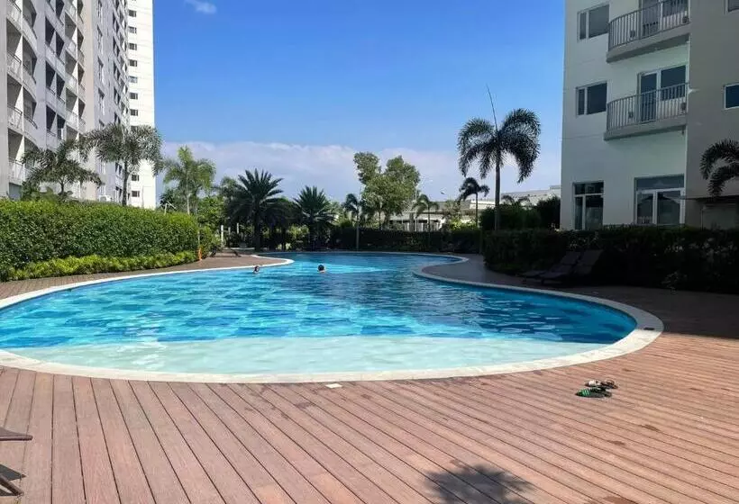 Bright & Breezy 2 Br Unit With Balcony