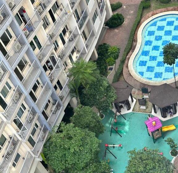 Bright & Breezy 2 Br Unit With Balcony