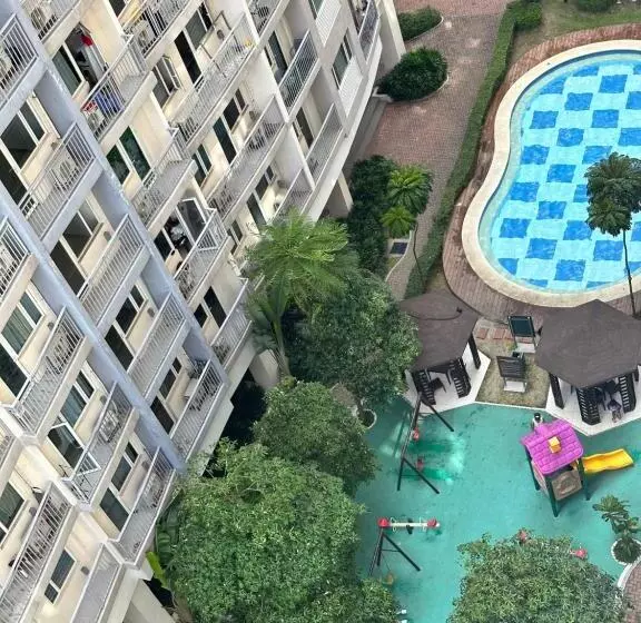 Bright & Breezy 2 Br Unit With Balcony