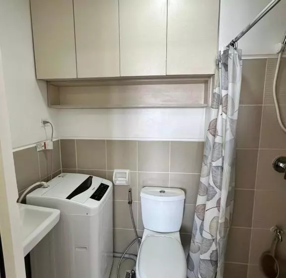 Bright & Breezy 2 Br Unit With Balcony