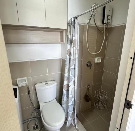 Bright & Breezy 2 Br Unit With Balcony