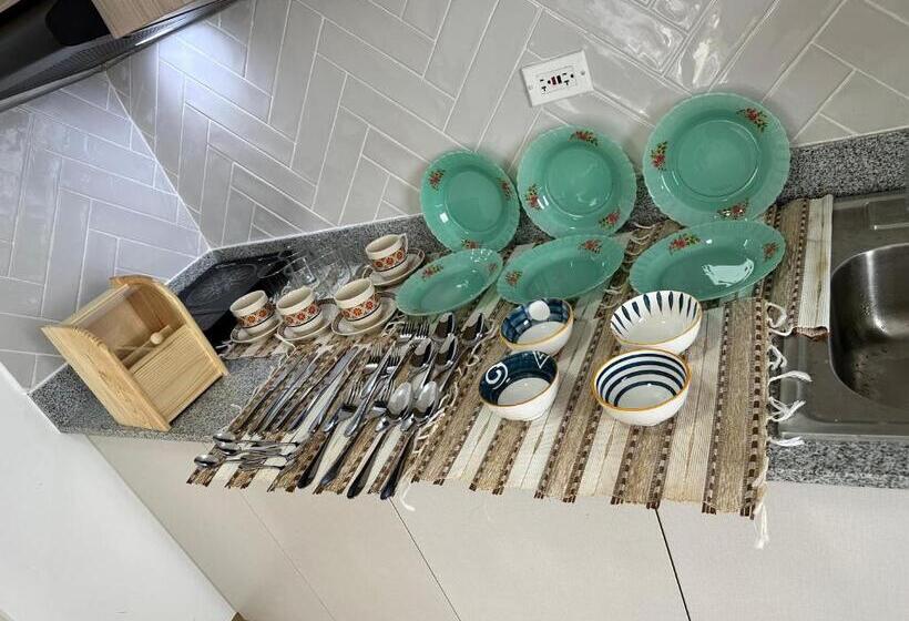 Bright & Breezy 2 Br Unit With Balcony