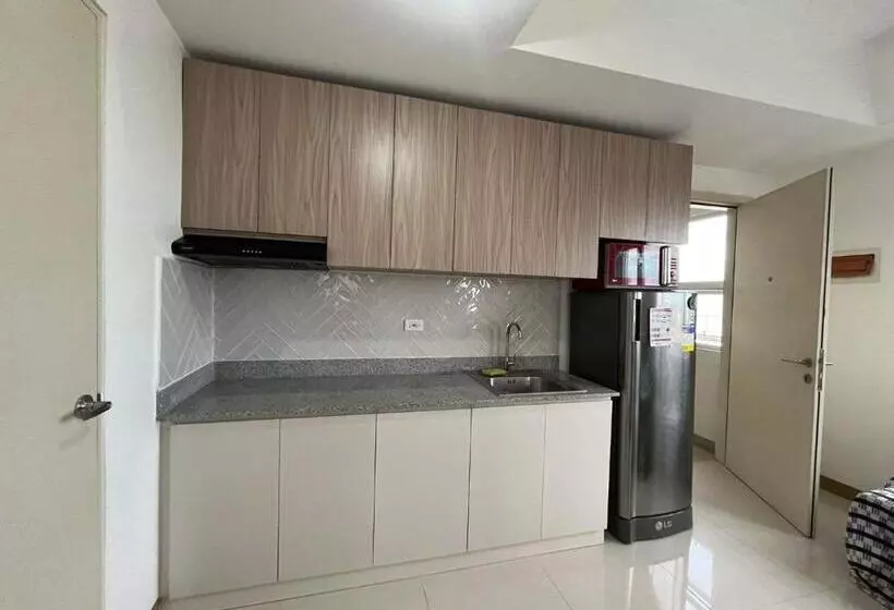 Bright & Breezy 2 Br Unit With Balcony