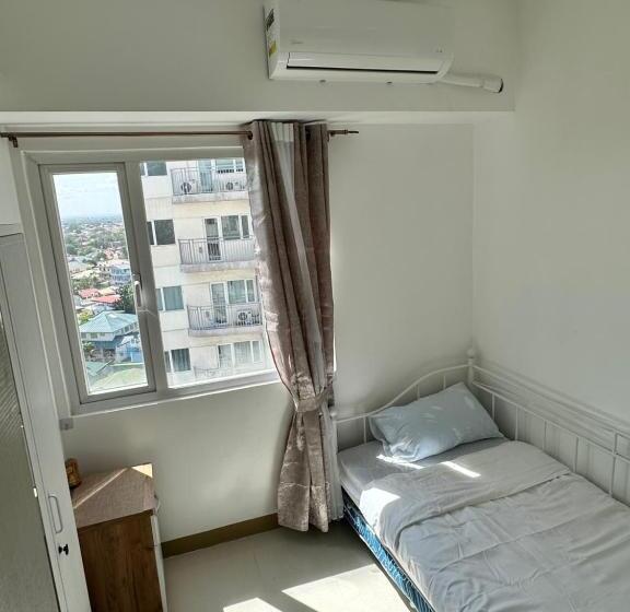 Bright & Breezy 2 Br Unit With Balcony