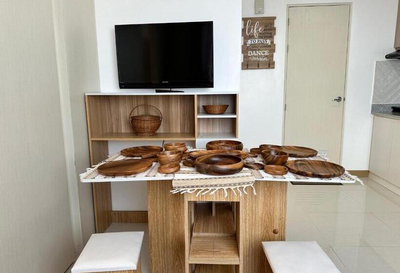 Bright & Breezy 2 Br Unit With Balcony