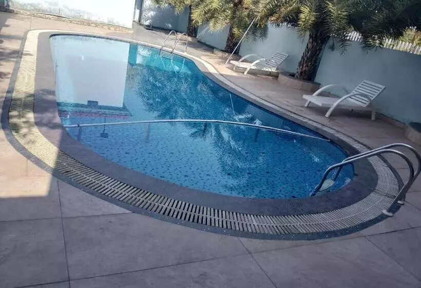 Hotelli The Farmerian Resort