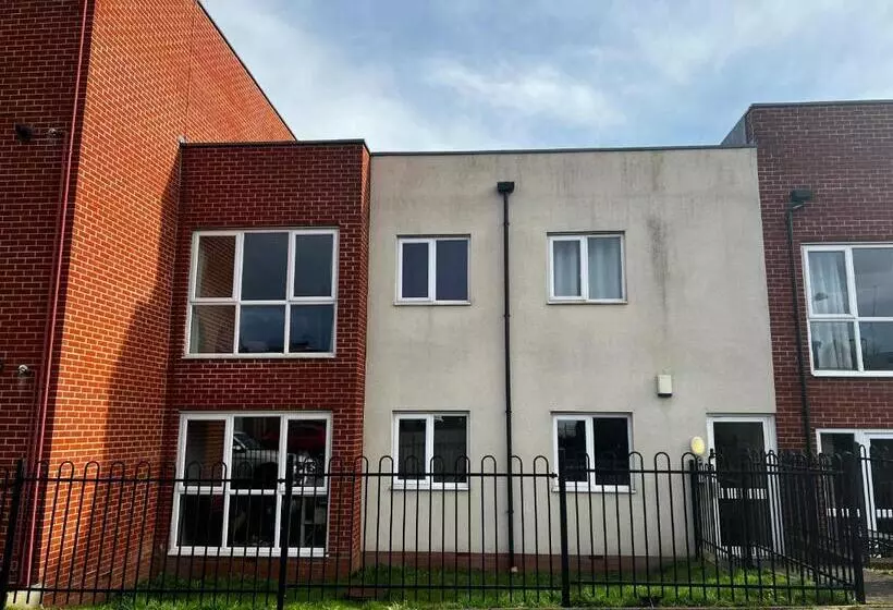 Majatalo Crownford Guesthouse   Close To Hanley Centre And University