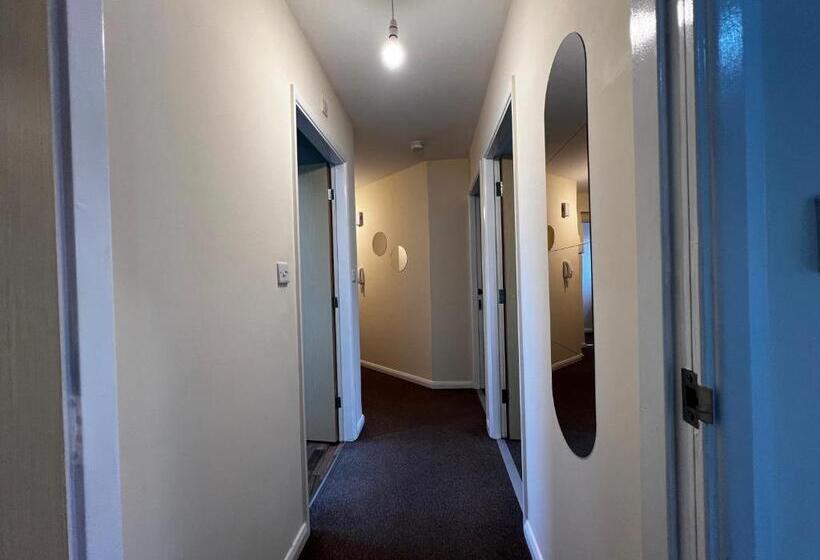 ペンション Crownford Guesthouse   Close To Hanley Centre And University