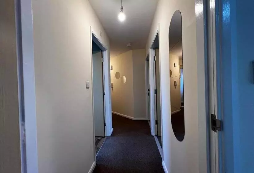 Majatalo Crownford Guesthouse   Close To Hanley Centre And University