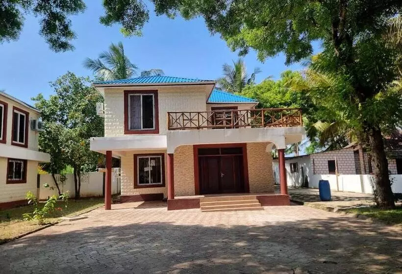 هتل Kwa Mama Village Beach Resort