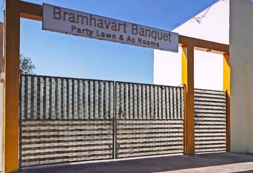 ホテル Oyo Flagship Bramhavart Banquet And Restaurant