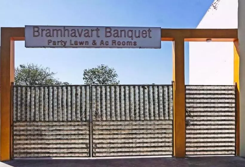 ホテル Oyo Flagship Bramhavart Banquet And Restaurant