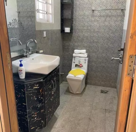 پانسیون Bahria Holliday Home 2