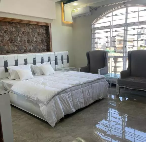 پانسیون Bahria Holliday Home 2
