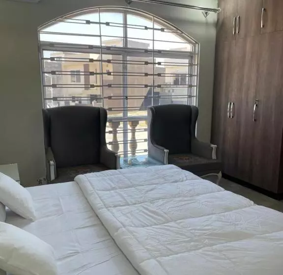 پانسیون Bahria Holliday Home 2