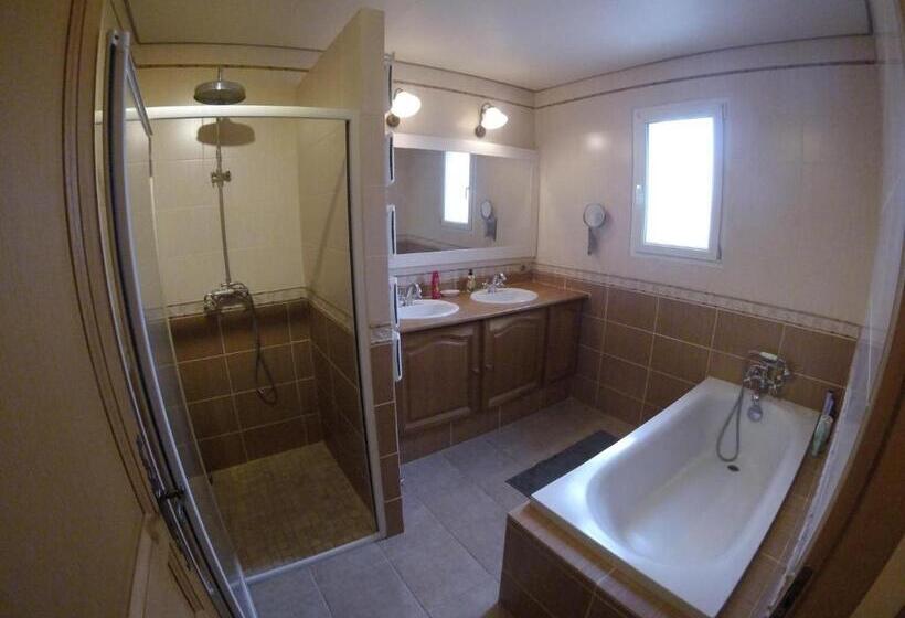 تختخواب و صبحانه Aux Portes De La Camargue