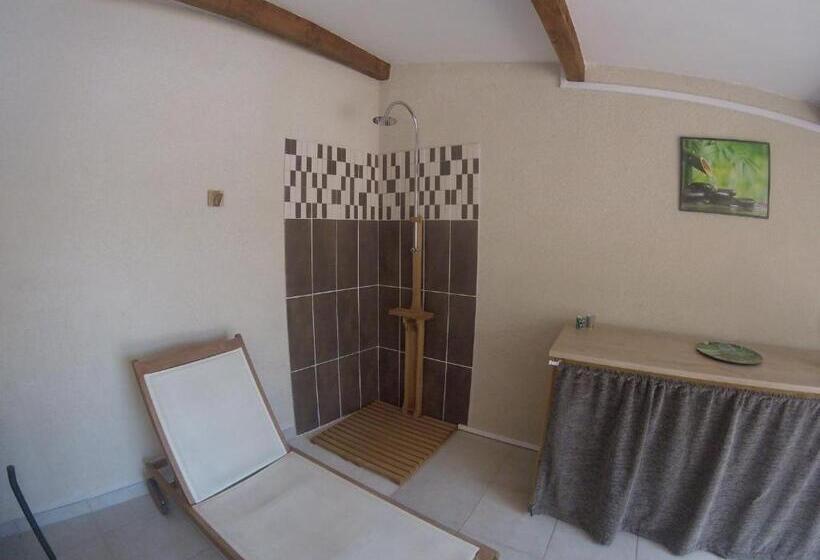 تختخواب و صبحانه Aux Portes De La Camargue