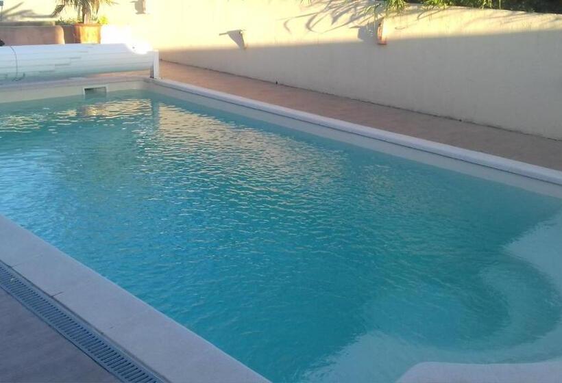 تختخواب و صبحانه Aux Portes De La Camargue