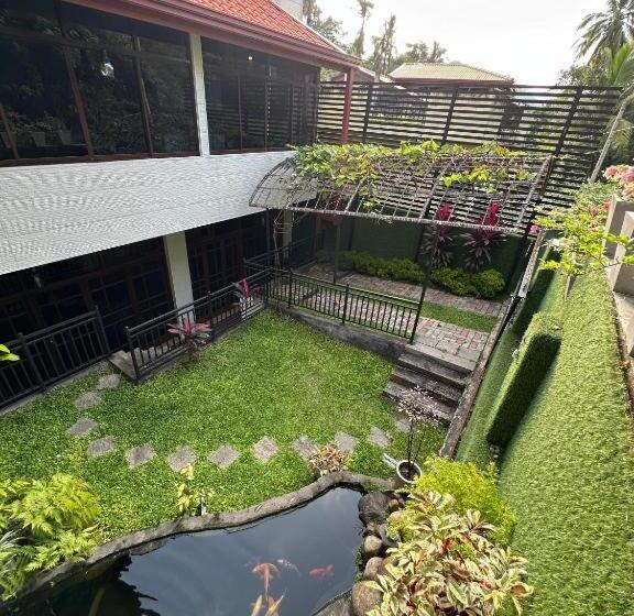 住宿加早餐  Tharumini Villa