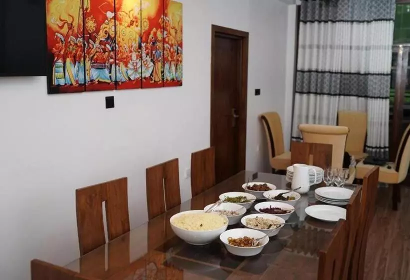Aamiaismajoitus (B&B) Tharumini Villa