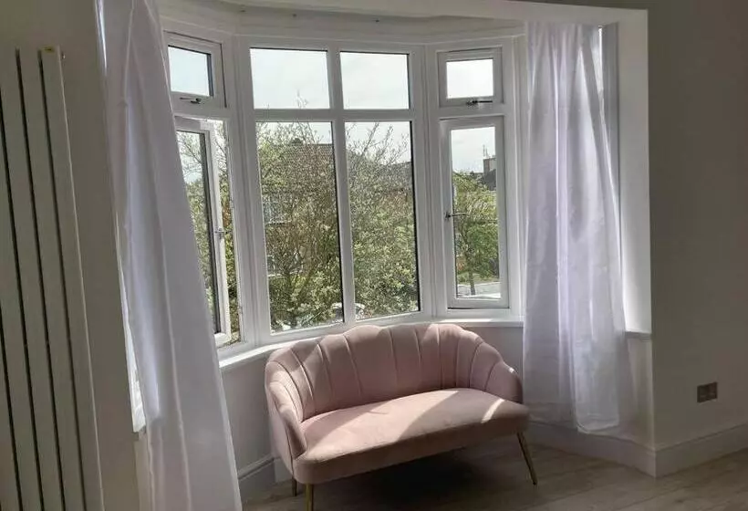 Majatalo Luxury Kingsize Room In London