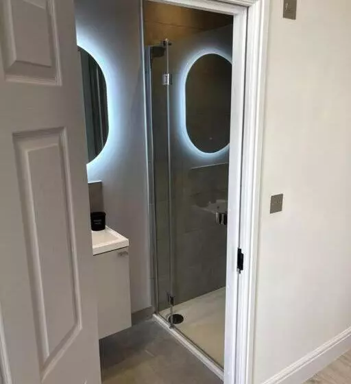 Majatalo Luxury Kingsize Room In London