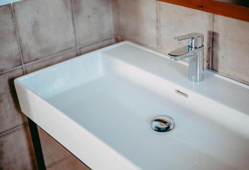 هتل Hostal Restaurant Mussons Vins