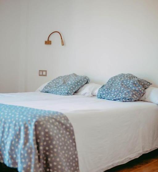 هتل Hostal Restaurant Mussons Vins