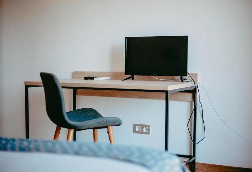 هتل Hostal Restaurant Mussons Vins