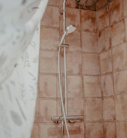 هتل Hostal Restaurant Mussons Vins