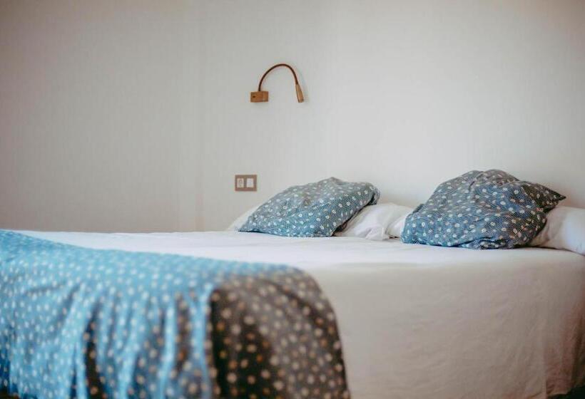 هتل Hostal Restaurant Mussons Vins