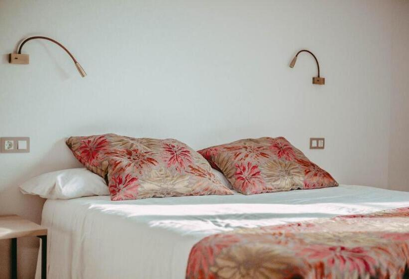 هتل Hostal Restaurant Mussons Vins