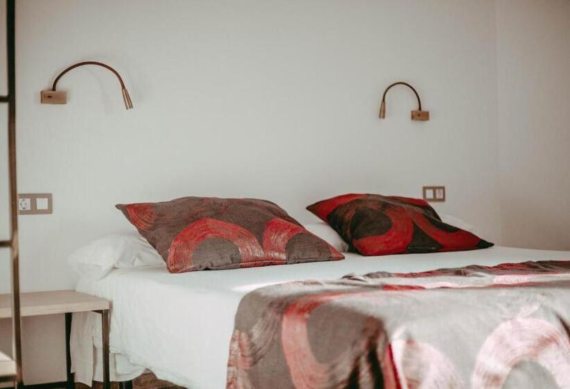 هتل Hostal Restaurant Mussons Vins