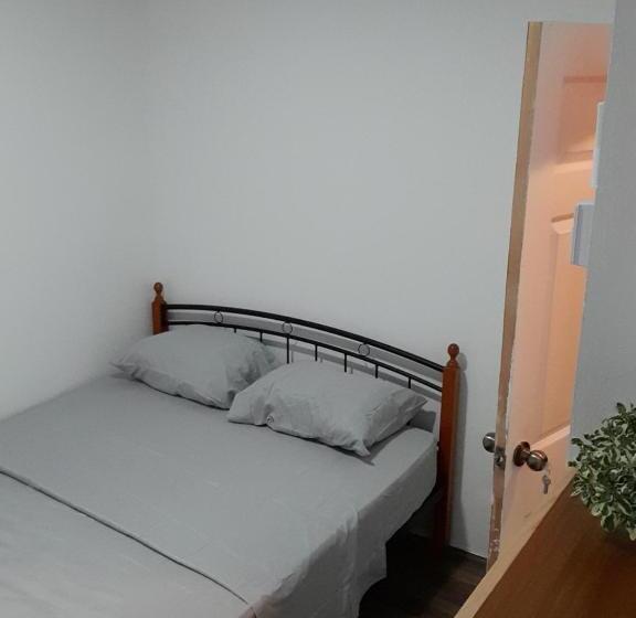 پانسیون Waverunners Guest House