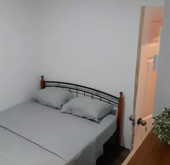پانسیون Waverunners Guest House