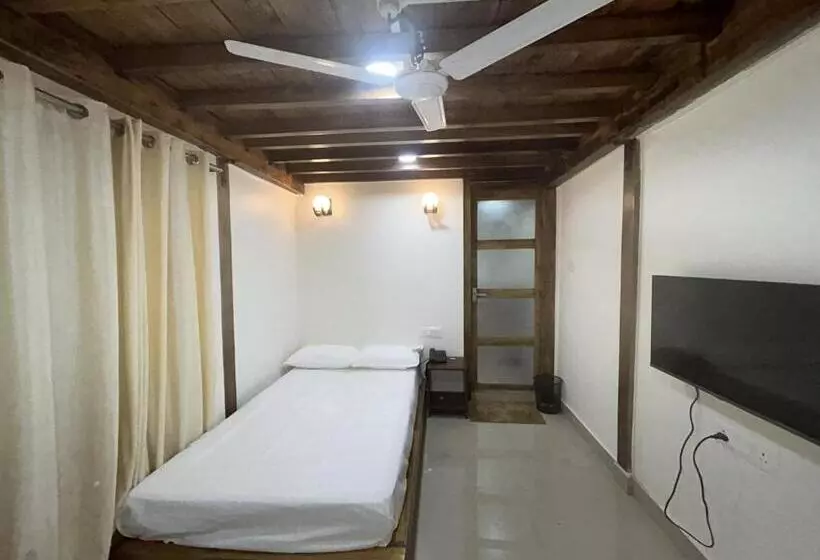 Hotelli Blue Lagoon Villa Pasighat