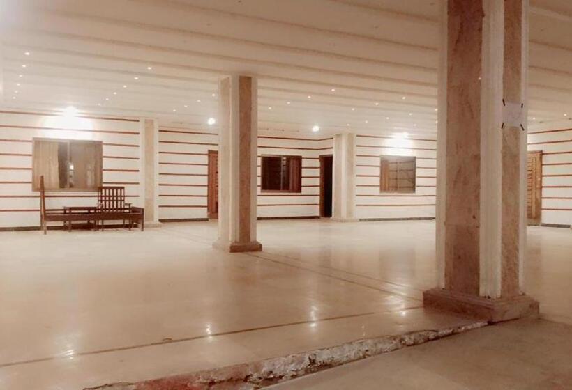 هتل The Lavish Inn