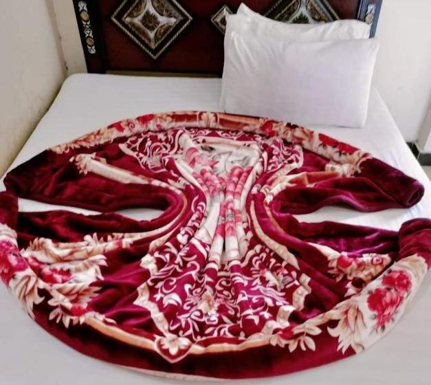 هتل The Lavish Inn