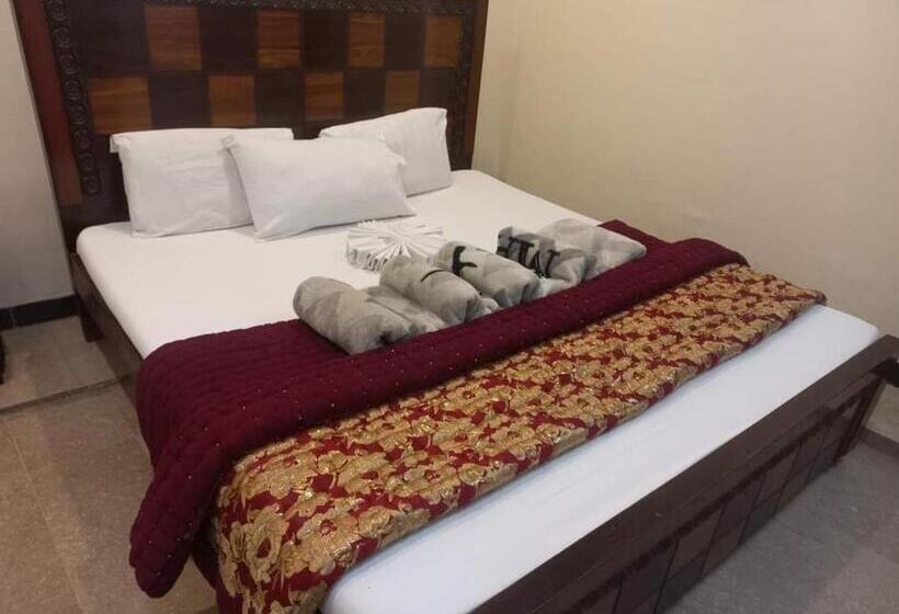 هتل The Lavish Inn