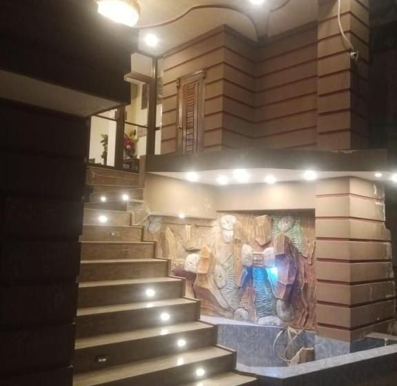 هتل The Lavish Inn