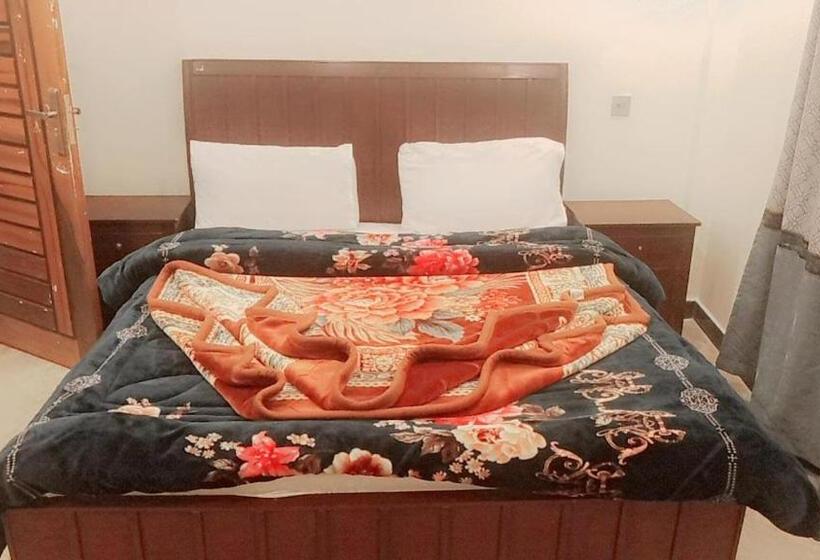 هتل The Lavish Inn