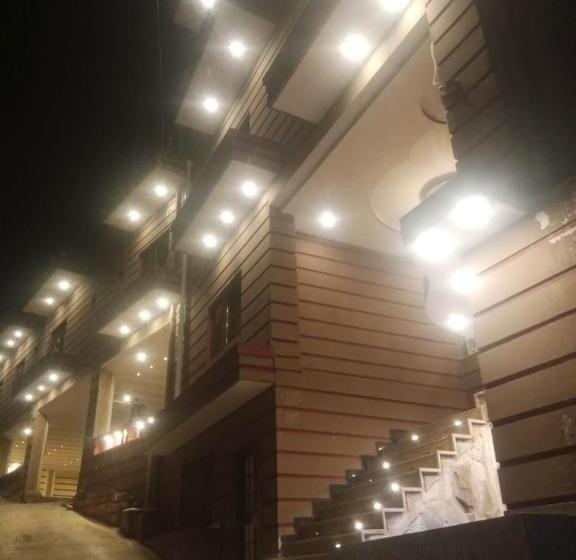 هتل The Lavish Inn