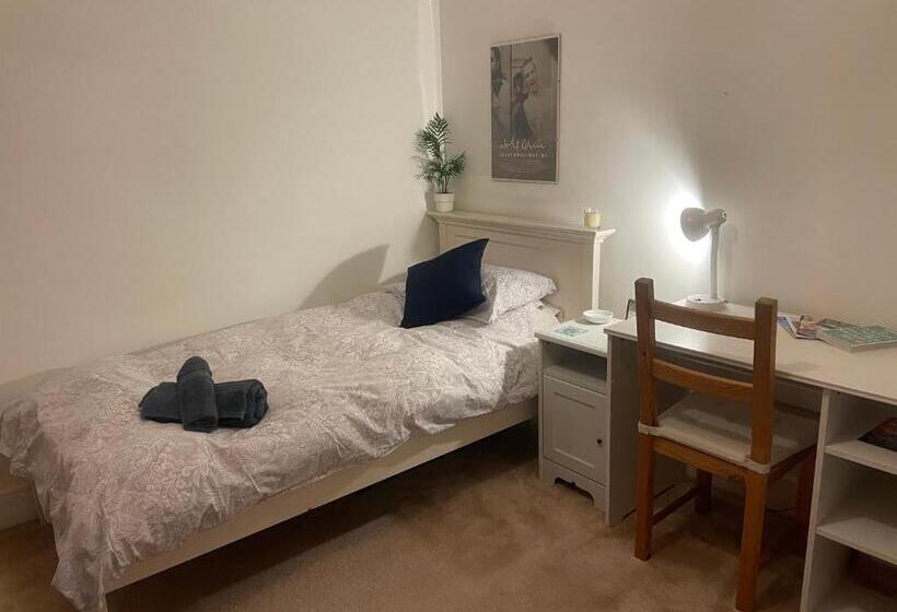 Bed and Breakfast Central Poole Spacious Room In Edwardian House