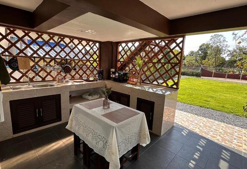 Bed and Breakfast Luxe Nan Twin Bed Room