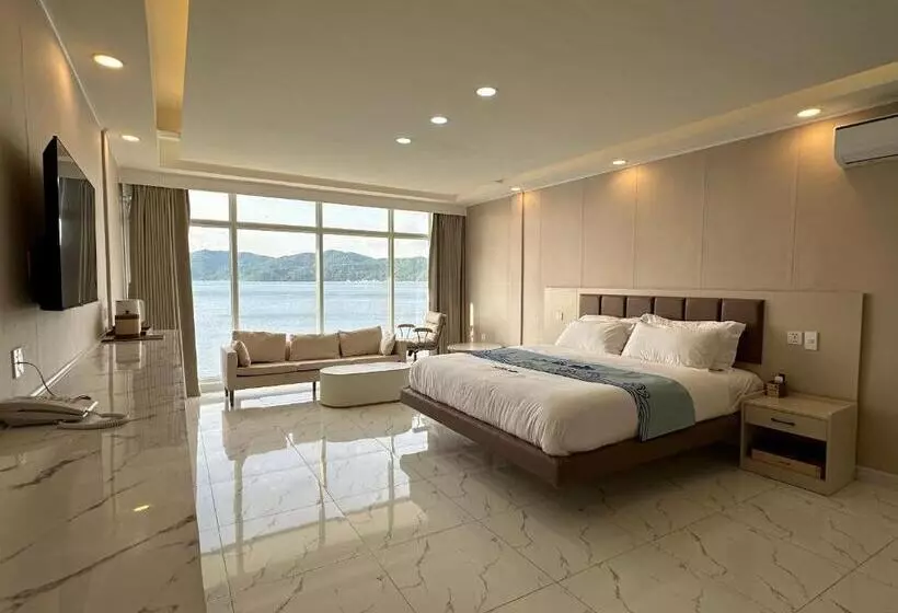 ホテル Luckytito Anilao Resort