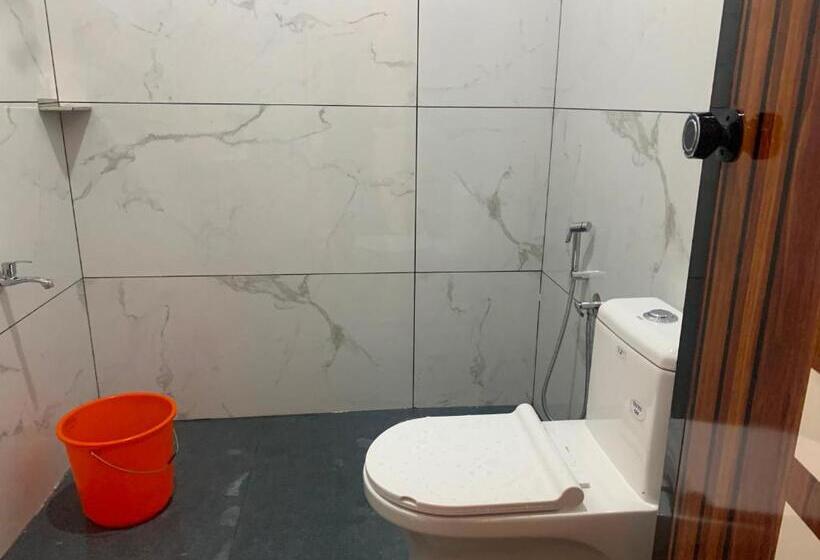 Hotel Oyo S N M Rooms