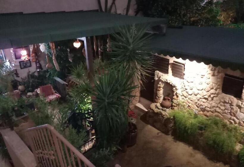 مبيت وإفطار Mystery Garden Guest House