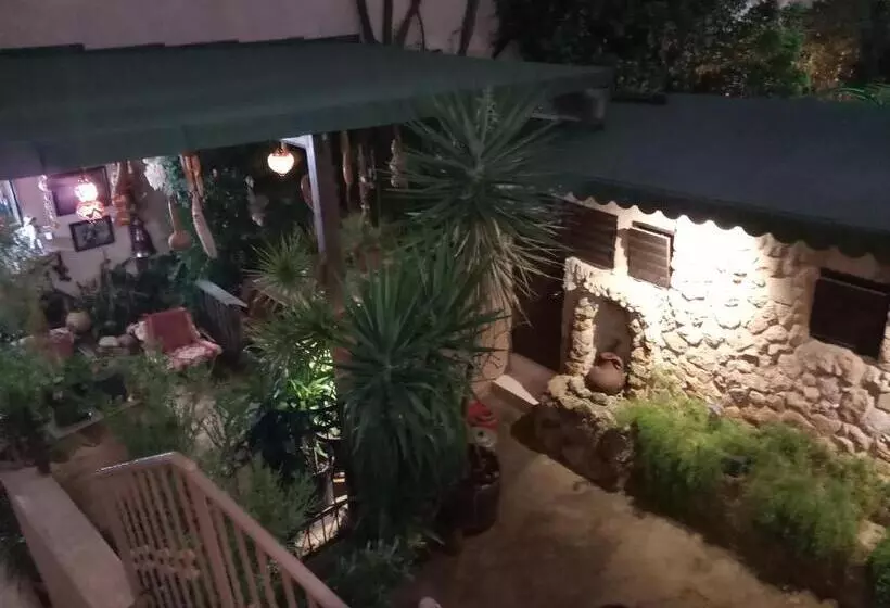 ベッドアンドブレックファースト Mystery Garden Guest House