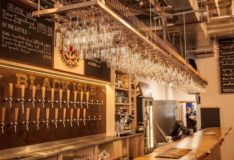 酒店 Black Isle Bar & Rooms